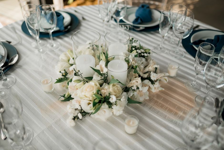 Elegant wedding table floral centerpiece